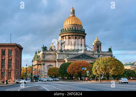 Place Saint-Isaacs, vue sur la cathédrale Saint-Isaac de Dalmatie, fondée en 1710, point de repère, paysage urbain: Saint-Pétersbourg, Russie - 07 octobre 2022 Banque D'Images