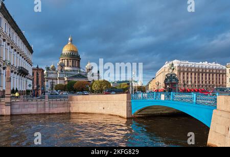 Pont bleu au-dessus de la rivière Fontanka, 1842-1844, surplombant la cathédrale Saint-Isaacs et l'hôtel Astoria, point de repère : Saint-Pétersbourg, Russie - 07 octobre, Banque D'Images