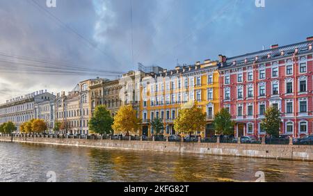 Vue de belles vieilles maisons colorées au coucher du soleil, construit aux 19th et 20th siècles, le quai de la rivière Fontanka, paysage urbain: Saint-Pétersbourg, Russie - Banque D'Images