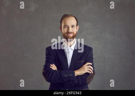 Adulte beau homme d'affaires souriant entrepreneur en tenue officielle studio tourné Banque D'Images