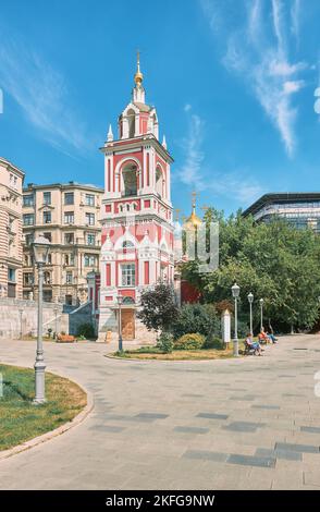 La Tour de la cloche de l'église Saint-Georges le vainqueur sur Pskovskaya Gorka, construit en 1818, Parc Zaryadye, site du patrimoine: Moscou, Russie - 17 août Banque D'Images