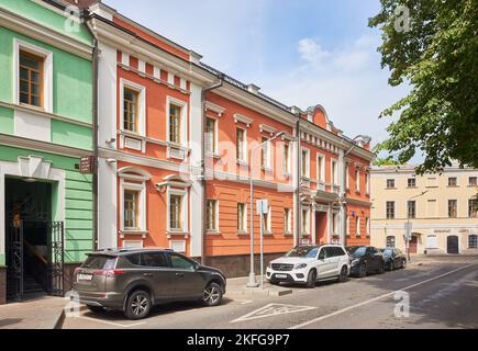 Paysage urbain, rue Malaya Polyanka, domaines urbains colorés et reconstruits du 19th siècle, point de repère : Moscou, Russie - 19 août 2022 Banque D'Images