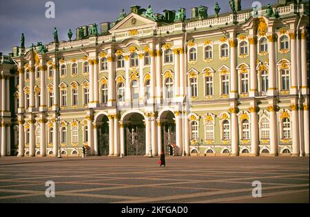 RUSSIE : ST. PETERSBOURG : une vue sur le musée d'art de l'Ermitage, autrefois le Palais d'hiver, la résidence des tsars russes qui a été construite à la conception de Francesco Bartolomeo Rastrelli en 1754-62 Banque D'Images