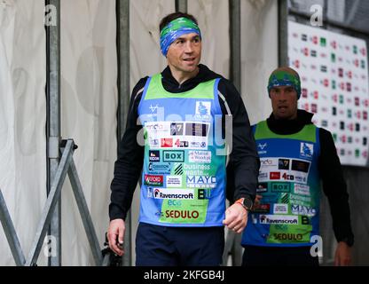 Kevin Sinfield pendant le sixième jour du défi Ultra 7 en 7 de York à Bradford. L'ancien capitaine de Leeds est prévu pour compléter sept ultra-marathons en autant de jours pour aider à la recherche sur la maladie des motoneurones, en terminant par une course dans Old Trafford à la mi-temps de la finale de la coupe du monde de rugby à XIII sur 19 novembre. Date de la photo: Vendredi 18 novembre 2022. Banque D'Images