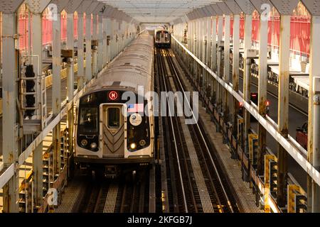 Deux trains de métro passent l'un l'autre sur la ligne M sur le pont de Williamsburg à Brooklyn NYC Banque D'Images