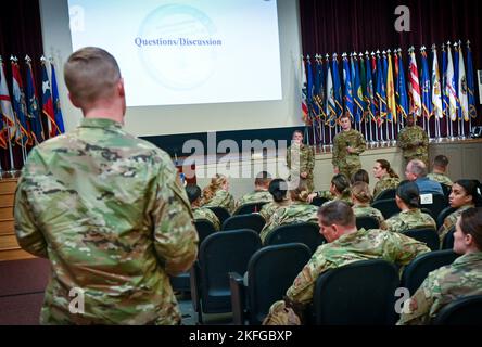 Classe US Air Force Airman 1st Sarah Miller, centre, 179th Cyber Wing, garde nationale de l'Ohio et aviateur senior Christopher Masta, centre droit, 102nd Intelligence Wing, Garde nationale du Massachusetts, reçoivent tous deux des commentaires et des questions des aviateurs lors du Symposium sur le leadership (ELS) de la Garde nationale de l'air (ANG) de 2022, Camp Shelby, Mississippi, 13-15 septembre 2022. Plus de 170 aviateurs représentant des unités de l'ANG de chaque État, territoire et district de Columbia ont assisté au symposium, un événement de trois jours, organisé par le Sgt principal. Maurice Williams, chef de commandement de l'ANG, s'est concentré sur t Banque D'Images