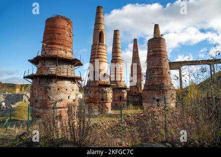 Ruines des fours de l'usine de marbre-chaux. Ruskeala, Carélie Banque D'Images