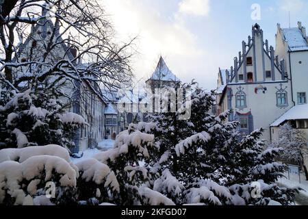 Haut château de Fuessen (la ville du roi Ludwig II) ou haut palais de Fuessen dans les Alpes bavaroises le jour de décembre (Bavière, Allemagne) Banque D'Images