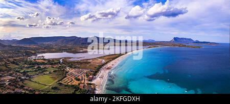 Italie. Sardegnia (Sardaigne) île nature paysage et les meilleures plages. Vue panoramique de drone aérienne sur la superbe plage de la Cinta à San Teodoro avec turquoi Banque D'Images