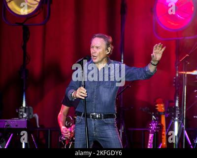 Peter Kraus (né le 18th mars 1939 sous le nom de Peter Siegfried Krausnecker à Munich), chanteur et acteur germano-autrichien. Concert dans le cadre de son grand anniversaire Tour 2019 (allemand: Die große Jubiläumstour live 2019), à Rittal-Arena à Wetzlar, Allemagne. 21th novembre 2019. Crédit: LademannMedia Banque D'Images