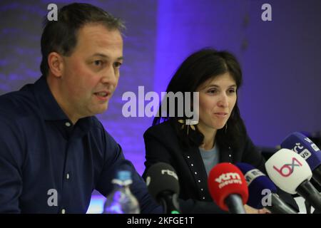 Egbert Lachaert, président de Open VLD, et Alexia Bertrand photographiés lors d'une conférence de presse concernant la nomination d'un nouveau secrétaire d'État au budget et à la protection des consommateurs au bureau de Open VLD, le vendredi 18 novembre 2022, à Bruxelles. BELGA PHOTO NICOLAS MATERLINCK Banque D'Images