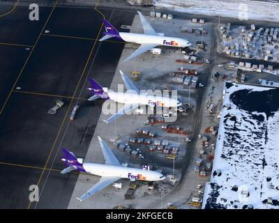 FedEx Cargo plusieurs avions font la queue à l'aéroport d'Anchorage, une plaque tournante pour le transport de marchandises. Les avions FedEx à la plate-forme FedEx Cargo. Banque D'Images