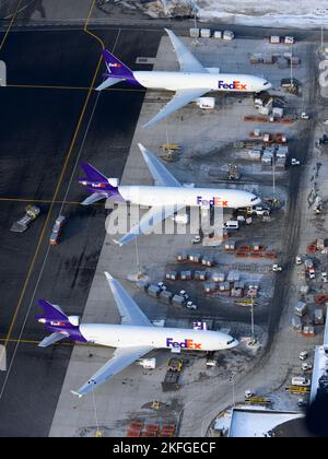 FedEx Cargo plusieurs avions font la queue à l'aéroport d'Anchorage, une plaque tournante pour le transport de marchandises. Les avions FedEx à la plate-forme FedEx Cargo. Banque D'Images