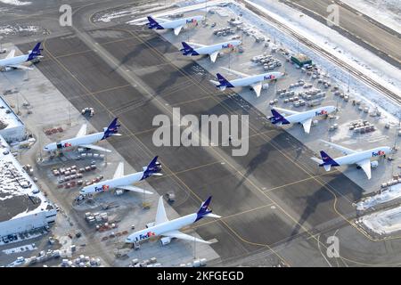 Rampe d'accès de la compagnie aérienne FedEx Cargo à l'aéroport d'Anchorage, une plaque tournante pour le transport de marchandises par avion en Alaska. Federal Express Airplanes à sa plate-forme de fret. Banque D'Images