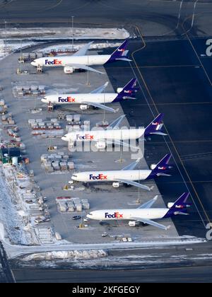 FedEx Cargo plusieurs avions font la queue à l'aéroport d'Anchorage, une plaque tournante pour le transport de marchandises en Alaska. FedEx avions à la rampe. Banque D'Images