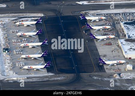 Rampe d'accès de la compagnie aérienne FedEx Cargo à l'aéroport d'Anchorage, une plaque tournante pour le transport de marchandises par avion en Alaska. Federal Express Airplanes à sa plate-forme de fret. Banque D'Images