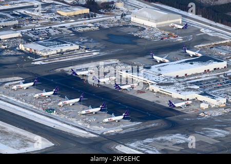 Rampe d'accès de la compagnie aérienne FedEx Cargo à l'aéroport d'Anchorage, une plaque tournante pour le transport de marchandises par avion en Alaska. Federal Express Airplanes à sa plate-forme de fret. Banque D'Images