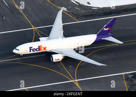 Avion FedEx Boeing 777. Avion 777F pour le transport de fret avec décollage Federal Express. Départ de l'avion vu d'en haut. Banque D'Images