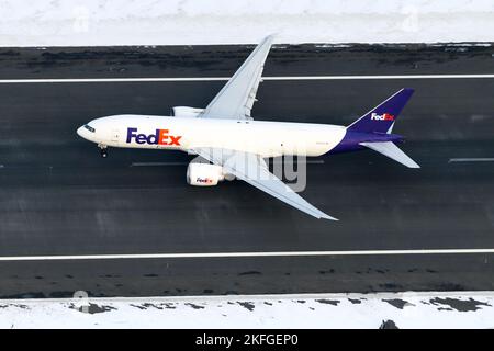 Avion FedEx Boeing 777. Avion 777F pour le transport de fret avec décollage Federal Express. Départ de l'avion vu d'en haut. Banque D'Images