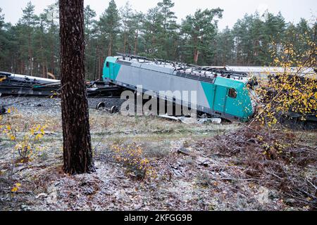 Leiferde, Allemagne. 18th novembre 2022. Un wagon déraillé du train de marchandises en collision est endommagé sur les rails et le remblai. Deux trains de marchandises sont entrés en collision dans le district de Gifhorn sur 16 novembre 2022. Plusieurs wagons ont été endommagés et du gaz propane explosif s'est échappé de deux wagons-citernes. L'important chemin de fer avec de nombreuses liaisons ICE et IC entre la Rhénanie-du-Nord-Westphalie et Berlin a été fermé. Credit: Michael Matthey/dpa/Alay Live News Banque D'Images