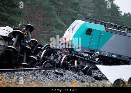 Leiferde, Allemagne. 18th novembre 2022. Un wagon déraillé du train de marchandises en collision et plusieurs essieux de roue sont éparpillés sur et hors de la voie. Deux trains de marchandises sont entrés en collision dans le district de Gifhorn sur 16 novembre 2022. Plusieurs wagons ont été endommagés et du gaz propane explosif s'est échappé de deux wagons-citernes. L'important chemin de fer avec de nombreuses liaisons ICE et IC entre la Rhénanie-du-Nord-Westphalie et Berlin a été fermé. Credit: Michael Matthey/dpa/Alay Live News Banque D'Images