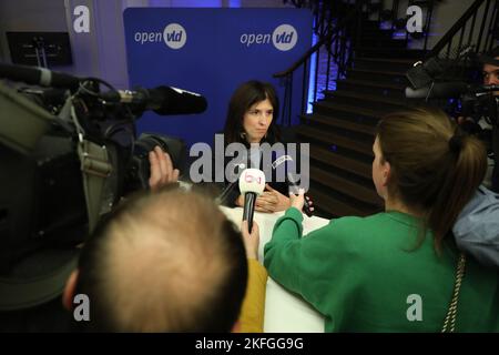 Alexia Bertrand photographiée lors d'une conférence de presse concernant la nomination d'un nouveau secrétaire d'État au budget et à la protection des consommateurs au bureau d'Open VLD, vendredi 18 novembre 2022, à Bruxelles. BELGA PHOTO NICOLAS MATERLINCK Banque D'Images
