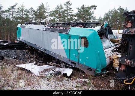 Leiferde, Allemagne. 18th novembre 2022. Un wagon déraillé du train de marchandises en collision est endommagé sur les rails et le remblai. Deux trains de marchandises sont entrés en collision dans le district de Gifhorn sur 16 novembre 2022. Plusieurs wagons ont été endommagés et du gaz propane explosif s'est échappé de deux wagons-citernes. L'important chemin de fer avec de nombreuses liaisons ICE et IC entre la Rhénanie-du-Nord-Westphalie et Berlin a été fermé. Credit: Michael Matthey/dpa/Alay Live News Banque D'Images