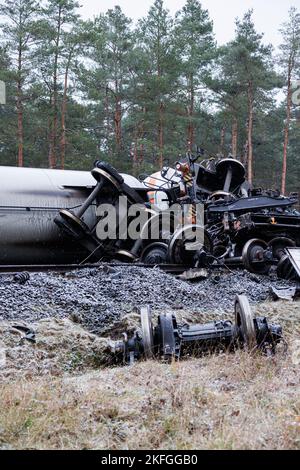 Leiferde, Allemagne. 18th novembre 2022. Plusieurs axes de roue des trains de marchandises impliqués dans l'accident sont dispersés sur et hors de la voie. Deux trains de marchandises sont entrés en collision dans le district de Gifhorn sur 16 novembre 2022. Plusieurs wagons ont été endommagés et du gaz propane explosif s'est échappé de deux wagons-citernes. L'important chemin de fer avec de nombreuses liaisons ICE et IC entre la Rhénanie-du-Nord-Westphalie et Berlin a été fermé. Credit: Michael Matthey/dpa/Alay Live News Banque D'Images