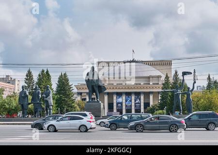 Novosibirsk, Russie - 20 août 2022 : place Lénine, monument . Novosibirsk Théâtre universitaire d'État d'opéra et de ballet. Vue depuis la rue Krasnyy Prosp Banque D'Images