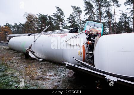 Leiferde, Allemagne. 18th novembre 2022. Les wagons-citernes déraillés et le wagon du train de marchandises en collision se trouvent sur le remblai. Deux trains de marchandises sont entrés en collision dans le district de Gifhorn sur 16 novembre 2022. Plusieurs wagons ont été endommagés et du gaz propane explosif s'est échappé de deux wagons-citernes. L'importante ligne ferroviaire avec de nombreuses liaisons ICE et IC, par exemple entre la Rhénanie-du-Nord-Westphalie et Berlin, a été fermée. Credit: Michael Matthey/dpa/Alay Live News Banque D'Images