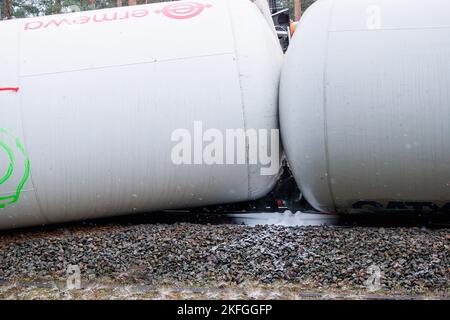 Leiferde, Allemagne. 18th novembre 2022. Deux wagons-citernes de l'un des trains de marchandises impliqués dans l'accident sont couchés sur leurs côtés sur le remblai de chemin de fer tandis que le propane s'échappe des wagons (M). Deux trains de marchandises sont entrés en collision dans le district de Gifhorn le 16 novembre 2022. Plusieurs wagons ont été endommagés et un gaz propane explosif s'est échappé de deux wagons-citernes. L'importante ligne ferroviaire avec de nombreuses liaisons ICE et IC, par exemple entre la Rhénanie-du-Nord-Westphalie et Berlin, a été fermée. Credit: Michael Matthey/dpa/Alay Live News Banque D'Images