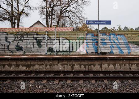 Leiferde, Allemagne. 18th novembre 2022. Plates-formes vides de la gare voisine de Leiferde. Deux trains de marchandises sont entrés en collision dans le district de Gifhorn le 16 novembre 2022. Plusieurs wagons ont été endommagés et du gaz propane explosif s'est échappé de deux wagons-citernes. L'importante ligne ferroviaire avec de nombreuses liaisons ICE et IC, par exemple entre la Rhénanie-du-Nord-Westphalie et Berlin, a été fermée. Credit: Michael Matthey/dpa/Alay Live News Banque D'Images