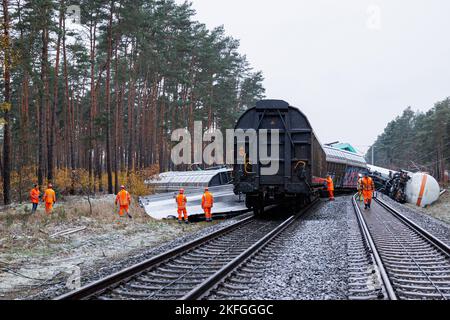 Leiferde, Allemagne. 18th novembre 2022. Les wagons endommagés sont debout et couchés sur le remblai de chemin de fer. Les employés de Deutsche Bahn (DB) sont à côté d'eux. Deux trains de marchandises sont entrés en collision dans le district de Gifhorn sur 16 novembre 2022. Plusieurs wagons ont été endommagés et du gaz propane explosif s'est échappé de deux wagons-citernes. L'importante ligne ferroviaire avec de nombreuses liaisons ICE et IC, par exemple entre la Rhénanie-du-Nord-Westphalie et Berlin, a été fermée. Credit: Michael Matthey/dpa/Alay Live News Banque D'Images