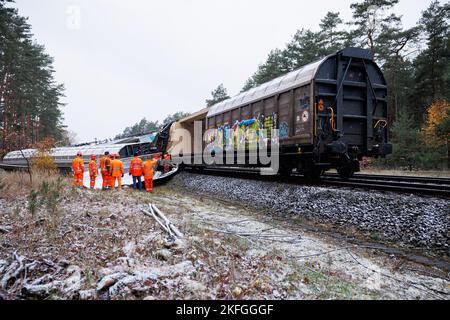 Leiferde, Allemagne. 18th novembre 2022. Les wagons endommagés sont debout et couchés sur le remblai de chemin de fer. Les employés de Deutsche Bahn (DB) inspectent un morceau de débris. Deux trains de marchandises sont entrés en collision dans le district de Gifhorn sur 16 novembre 2022. Plusieurs wagons ont été endommagés et du gaz propane explosif s'est échappé de deux wagons-citernes. L'importante ligne ferroviaire avec de nombreuses liaisons ICE et IC, par exemple entre la Rhénanie-du-Nord-Westphalie et Berlin, a été fermée. Credit: Michael Matthey/dpa/Alay Live News Banque D'Images