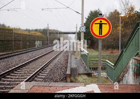 Leiferde, Allemagne. 18th novembre 2022. Les voies ferrées sont vides à la gare de Leiferde. Deux trains de marchandises sont entrés en collision dans le district de Gifhorn le 16 novembre 2022. Plusieurs wagons ont été endommagés et du gaz propane explosif s'est échappé de deux wagons-citernes. L'importante ligne ferroviaire avec de nombreuses liaisons ICE et IC, par exemple entre la Rhénanie-du-Nord-Westphalie et Berlin, a été fermée. Credit: Michael Matthey/dpa/Alay Live News Banque D'Images