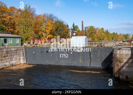 KRONSHTADT, RUSSIE - 07 OCTOBRE 2022 : porte de l'ancien quai de réparation de navires (Petrovsky Dock), le jour ensoleillé d'octobre Banque D'Images