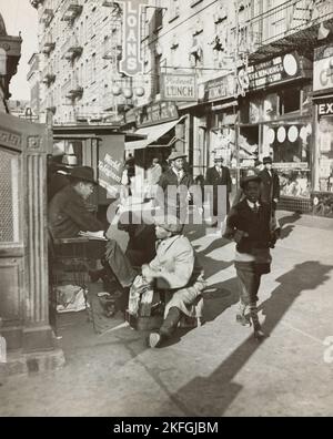 Vue sur l'avenue Lenox, Harlem, au 135th, rue, montrant les commerces, les piétons et le stand de cirage de chaussures, 23 mars 1939. Banque D'Images