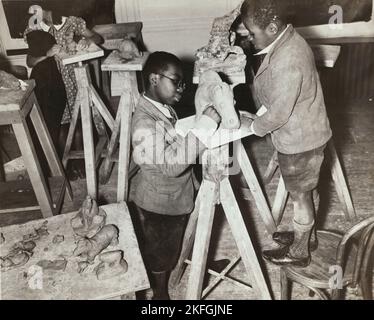 Garçons sculptant un cheval, Harlem Community Art Centre, 1937. Banque D'Images