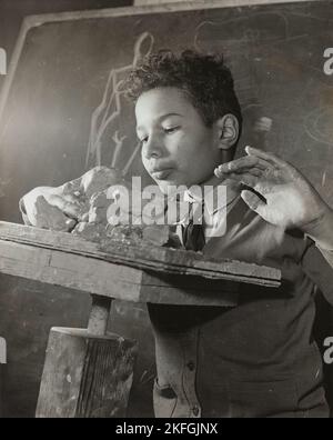 Boy Sculpting, Harlem Art Centre, 1939. Banque D'Images