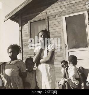 Famille de couleur de proximité de Houston, Texas. Été en Californie pendant deux ans. Le mari est venu le premier, plus tard envoyé pour la femme et deux enfants, qui ont voyagé en bus (sur une voiture autorisée, le prix de six dollars, voyage de nuit et de jour). Mari maintenant en travaux Administration des progrès (WPA), 1939. Banque D'Images