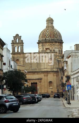 Francavilla Fontana, Italie. Vue sur l'église Saint-Laurent Sebastian, avec l'imposant dôme vu à l'arrière. Banque D'Images