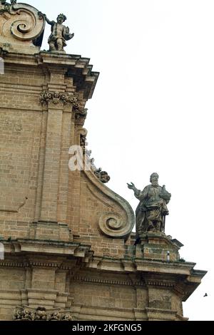 Francavilla Fontana, Italie. Détails architecturaux de l'église Saint-Rosaire, avec une statue de Saint Paul. Banque D'Images