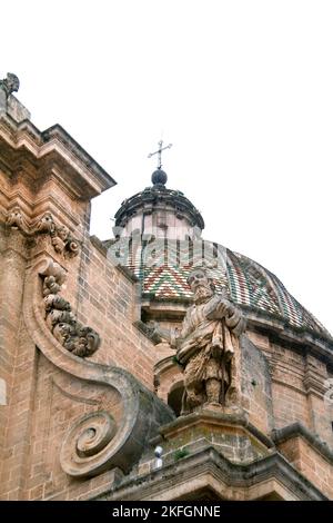 Francavilla Fontana, Italie. Détails architecturaux de l'église Saint-Rosaire : une statue de Saint-Rosaire Paul et le grand dôme carrelé. Banque D'Images