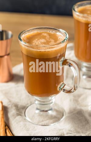 Buzzy chaud chaud au beurre de rhum à la cannelle et aux épices Banque D'Images