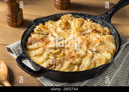 Gratin de pommes de terre maison à la guesy dans une poêle Banque D'Images