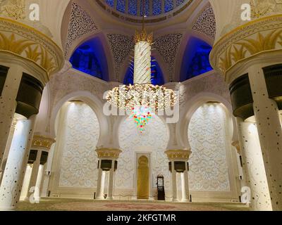 Une grande salle de la Grande Mosquée à Abu Dhabi Banque D'Images