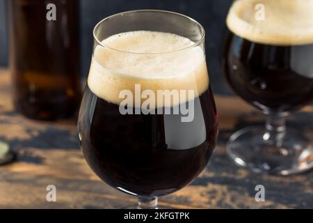 Survoleuse bière de portier dans un verre à pieds Banque D'Images