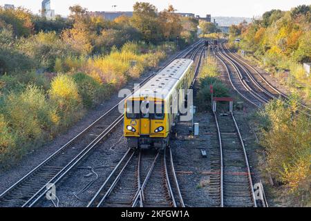 Liverpool, Royaume-Uni: Merseyrail train 507016 approchant de la gare de Kirkdale sur la Northern Line Banque D'Images