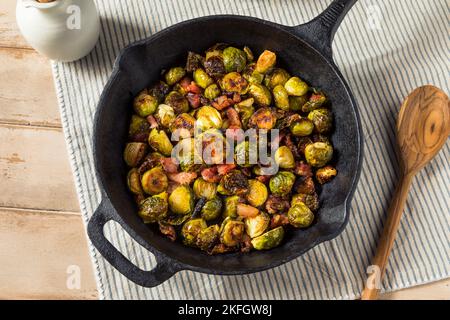 Pousses de brussel sautées faites maison avec du bacon et de l'huile d'olive Banque D'Images