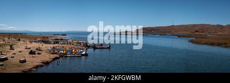 Desaguadero, Pérou - 28 juillet 2022 - Lac Titicaca à la frontière du Pérou et de la Bolivie avec de nombreux bateaux en forme d'animaux pour les personnes à faire du vélo sur la durine Banque D'Images